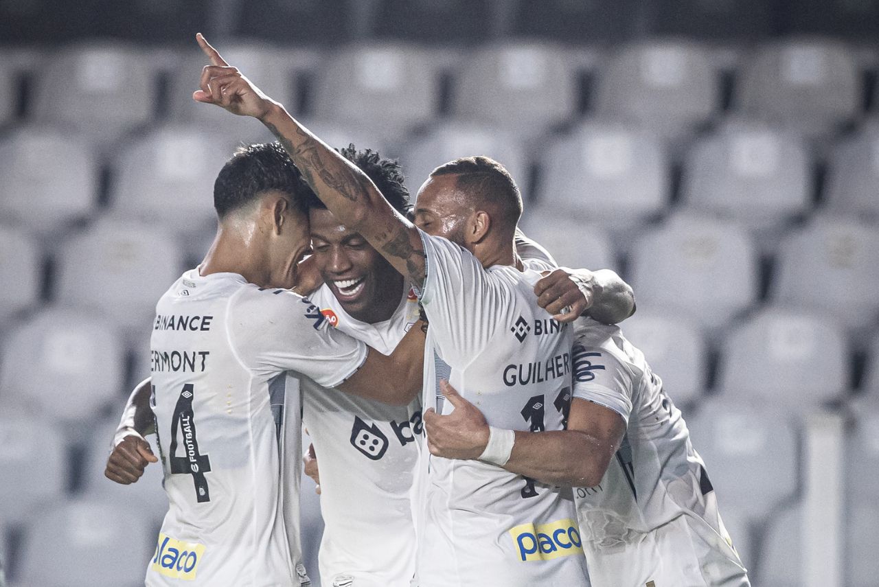 Jogadores do Santos comemoram vitória