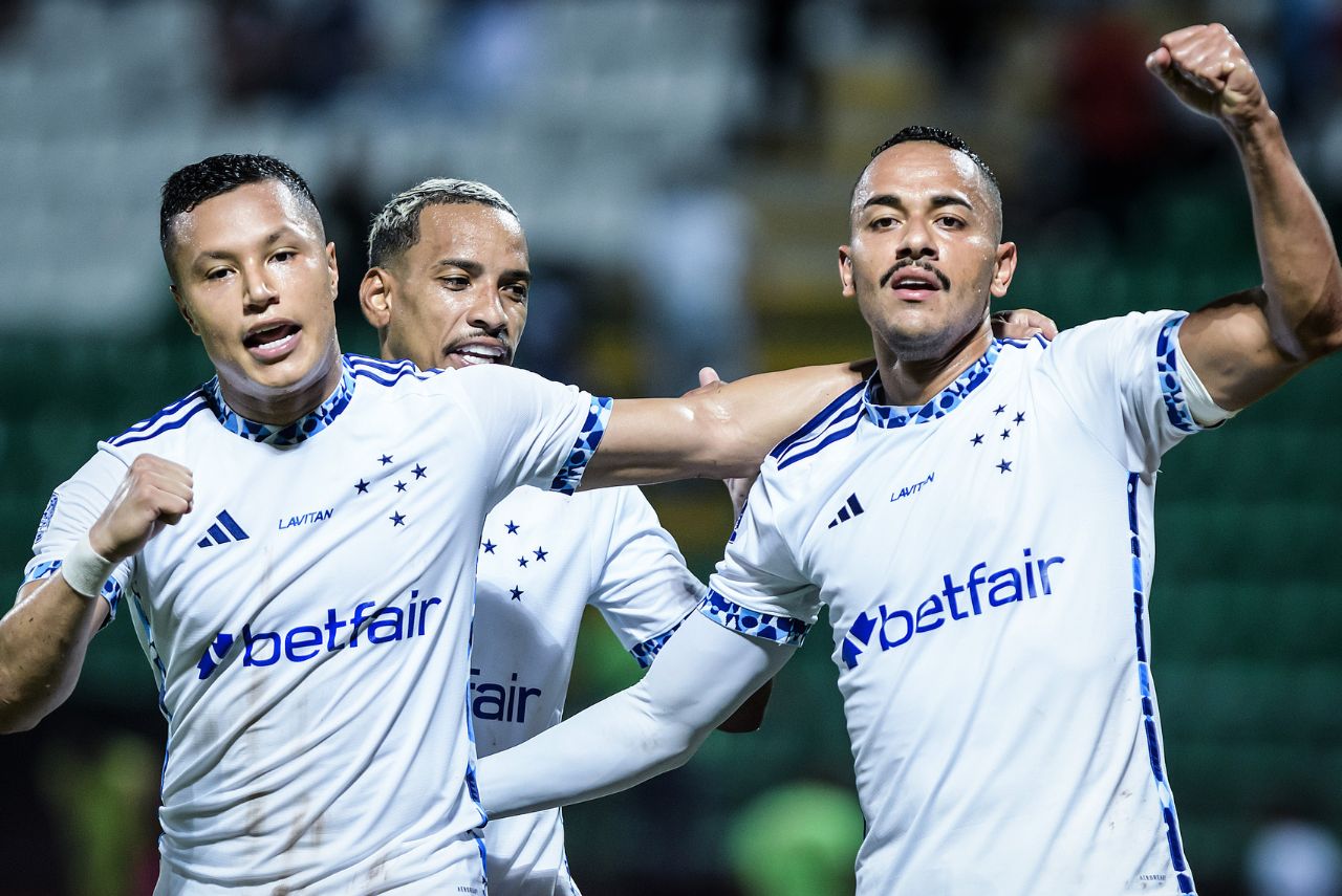 Jogadores do Cruzeiro comemoram gol