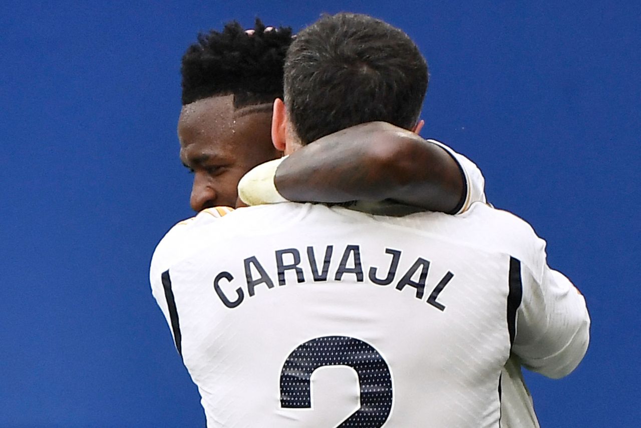 Carvajal e Vini Jr. em campo pelo Real Madrid