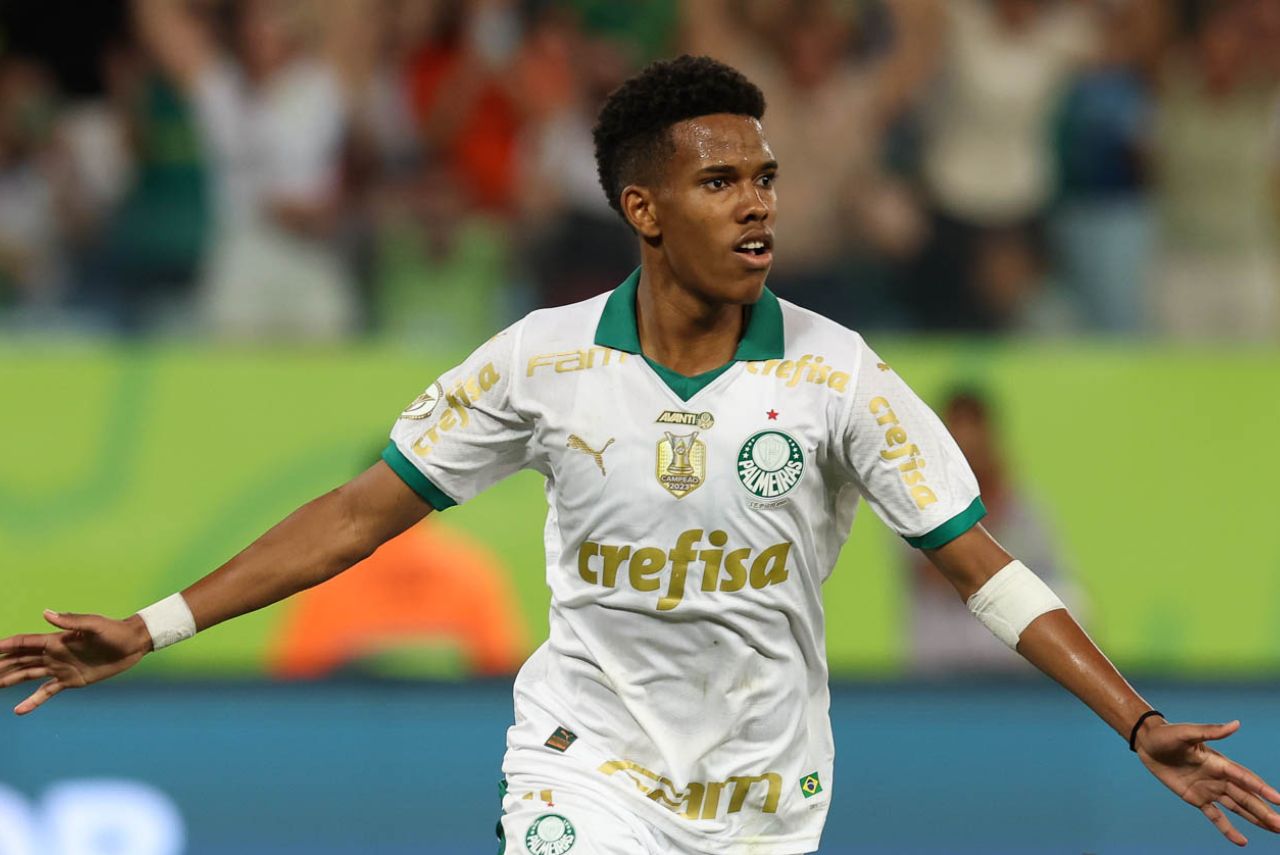 Alvo do Chelsea, Estêvão comemora gol contra o Cuiabá