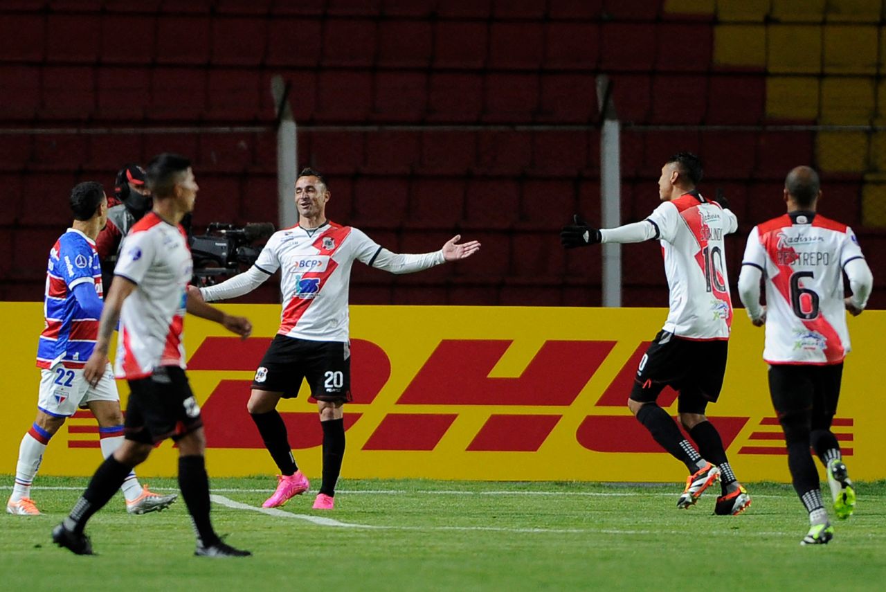 Bolivianos comemoram gol contra o Fortaleza