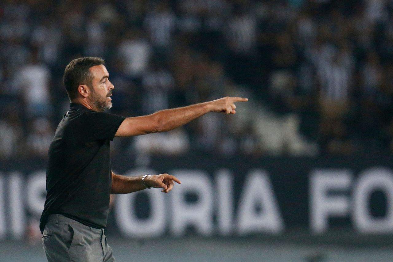 Artur Jorge durante vitória do Botafogo
