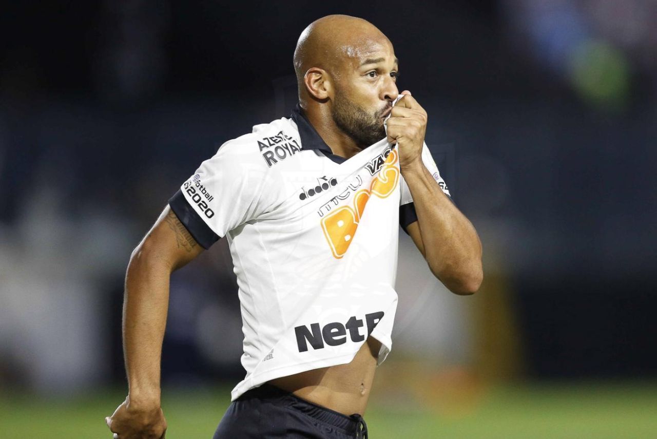 Fellipe Bastos com a camisa do Vasco