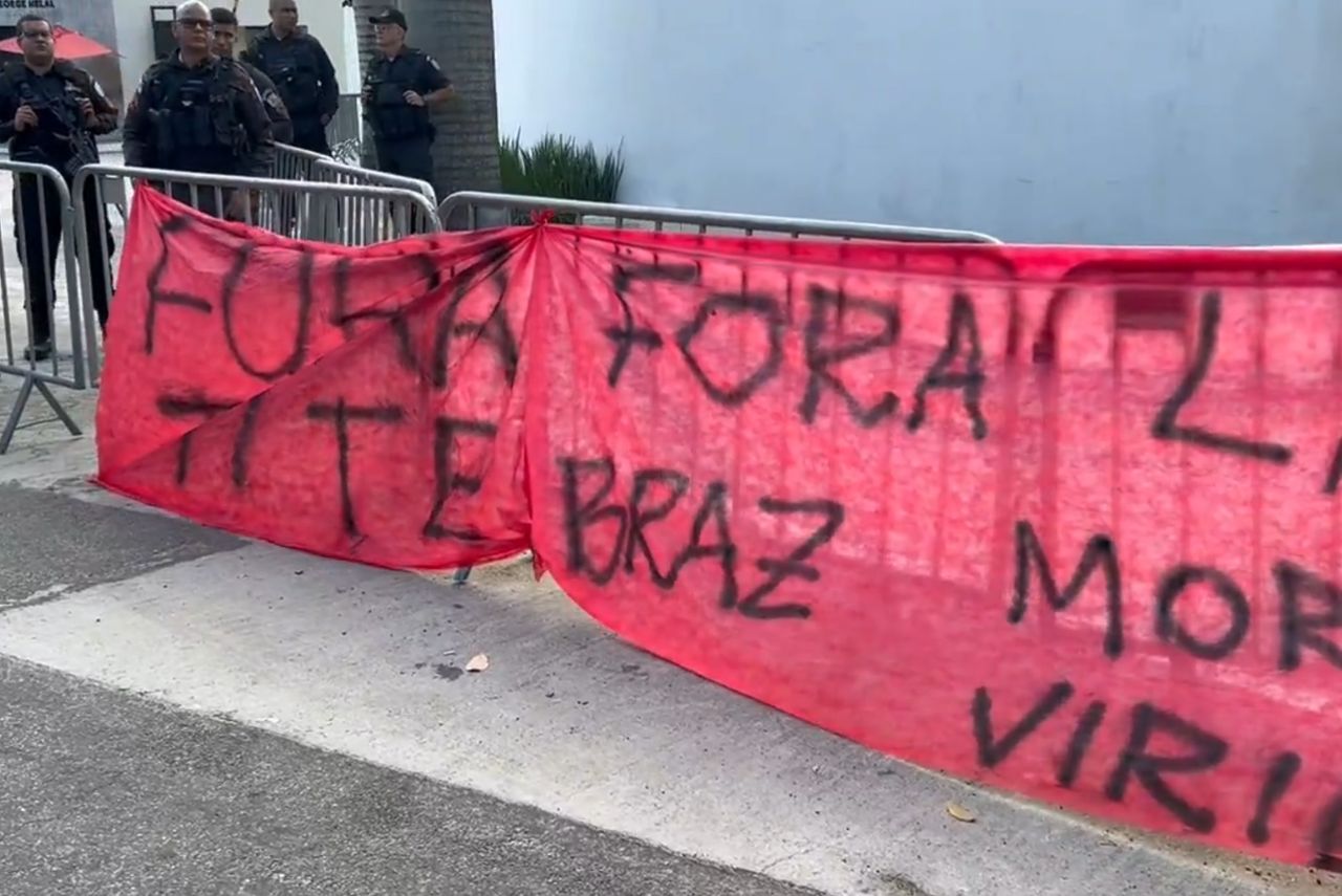 Torcida do Flamengo pede saída do técnico Tite