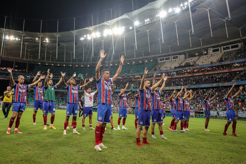 Jogadores do Bahia comemoram triunfo em casa