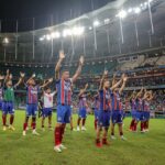 Jogadores do Bahia comemoram triunfo em casa