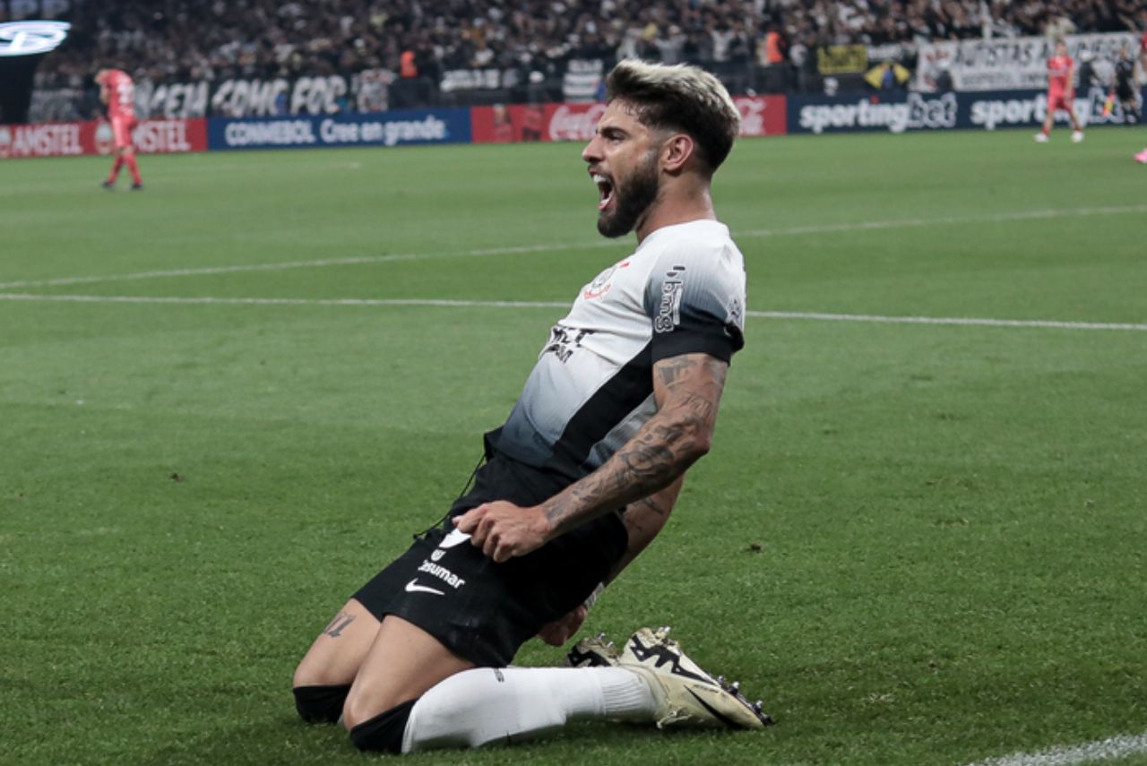 Yuri Alberto comemora gol pelo Corinthians