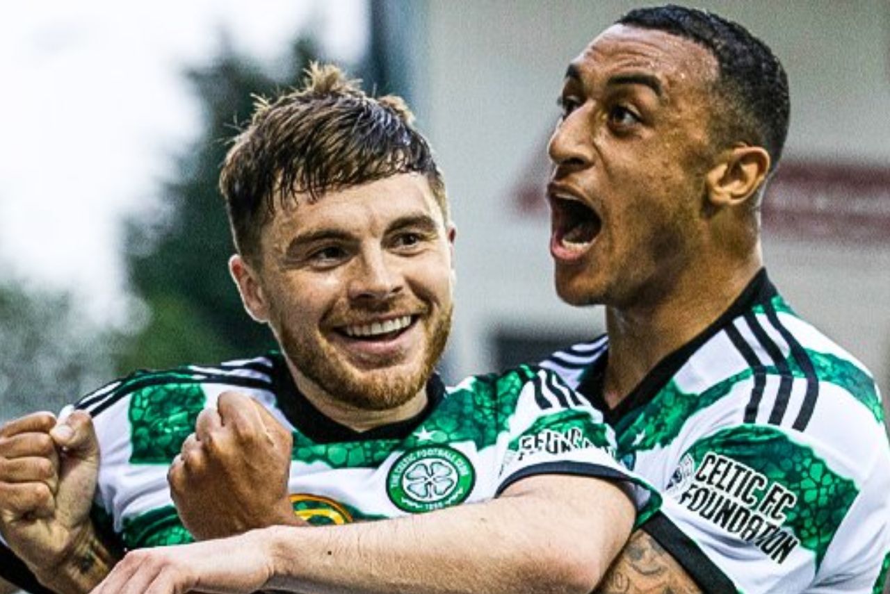 Jogadores do Celtic comemoram título