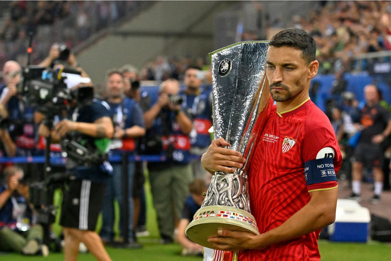 Capitão do Sevilla, Nava segura o troféu da Europa League