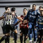 Jogadores do Santos comemoram gol