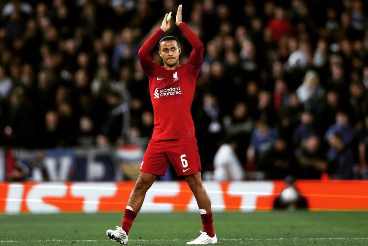 Meia em campo pelo Liverpool