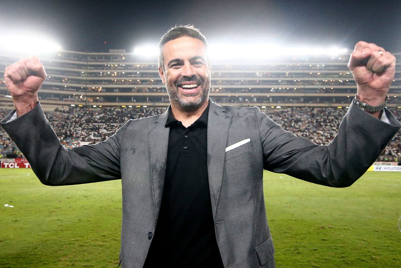 Treinador do Botafogo comemora vitória no Peru