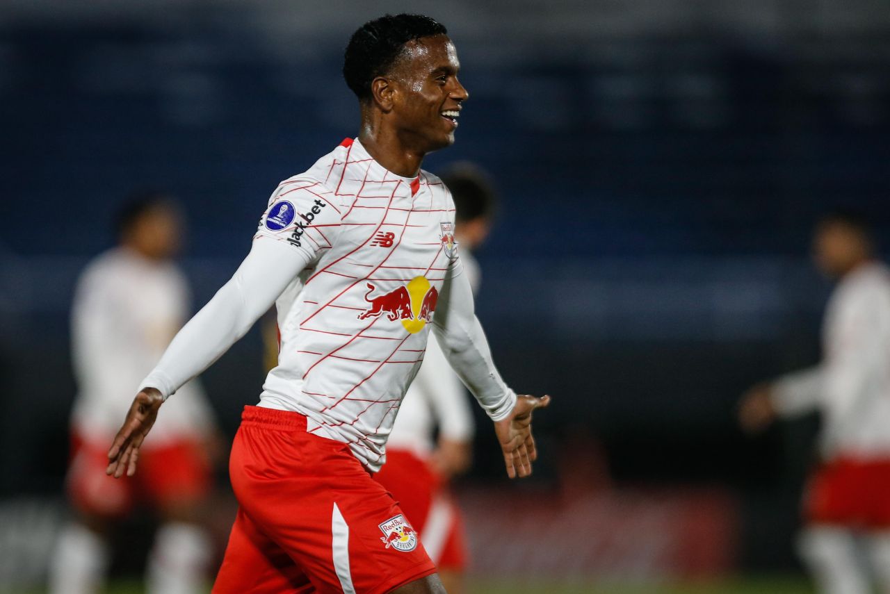 Helinho comemora gol do Bragantino