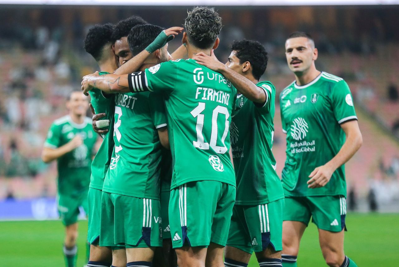 Jogadores do Al-Ahli comemoram vitória