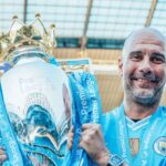 Guardiola com taça da Premier League