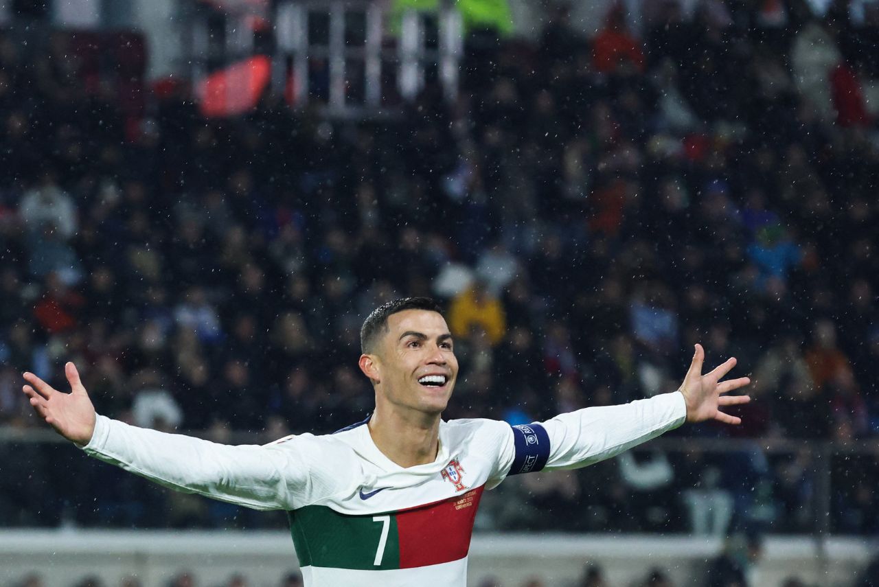 Cristiano Ronaldo em campo por Portugal