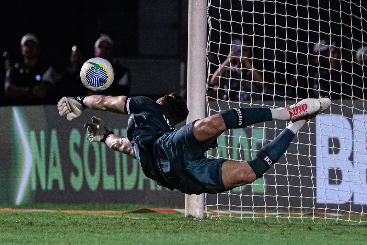 Léo Jardim durante classificação do Vasco