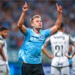 Ronald comemora gol pelo Grêmio