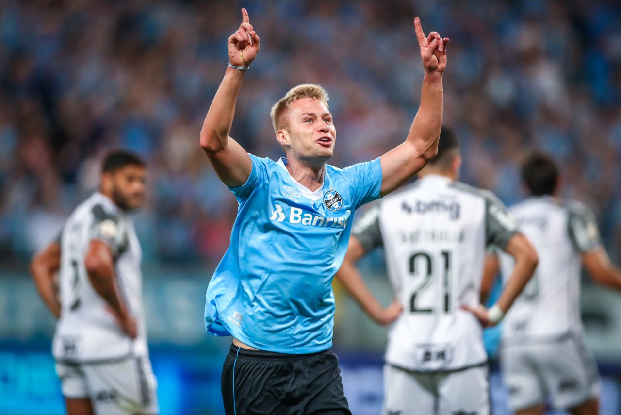 Ronald comemora gol pelo Grêmio