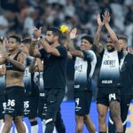 Técnico e jogadores do Corinthians comemoram vitória