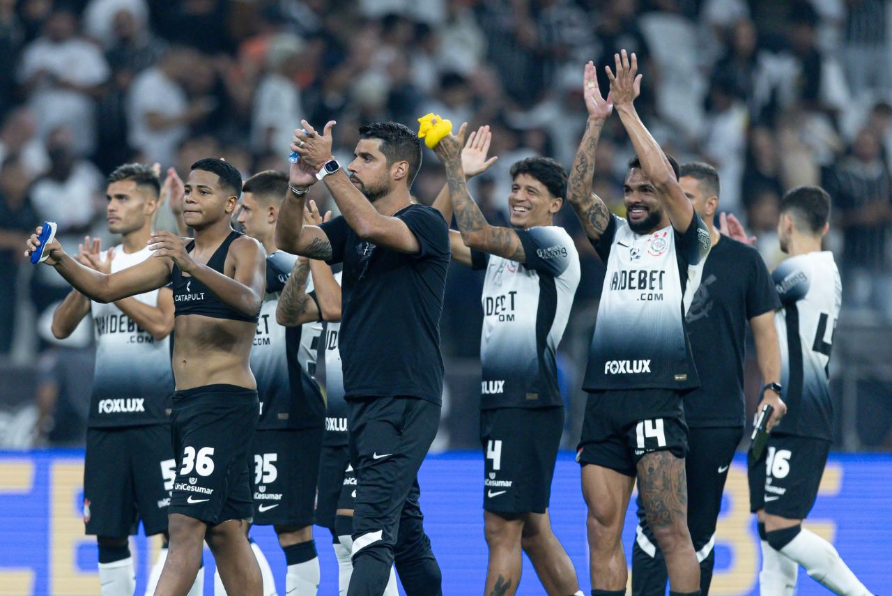 Técnico e jogadores do Corinthians comemoram vitória