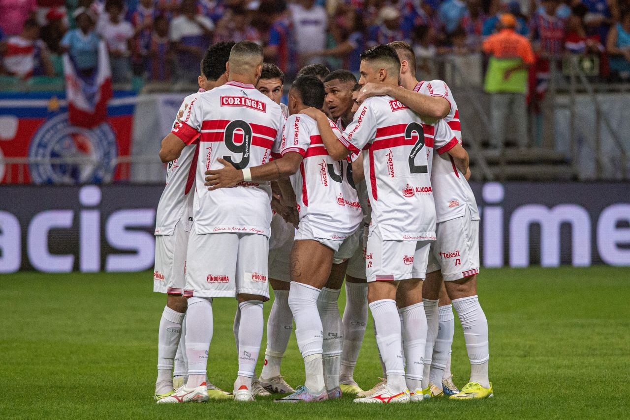 Jogadores do CRB na casa do Bahia