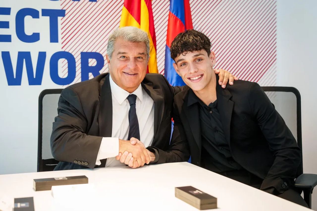 Jovem lateral do Barcelona ao lado do presidente Joan Laporta