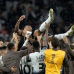 Paulinho foi celebrado pelos companheiros