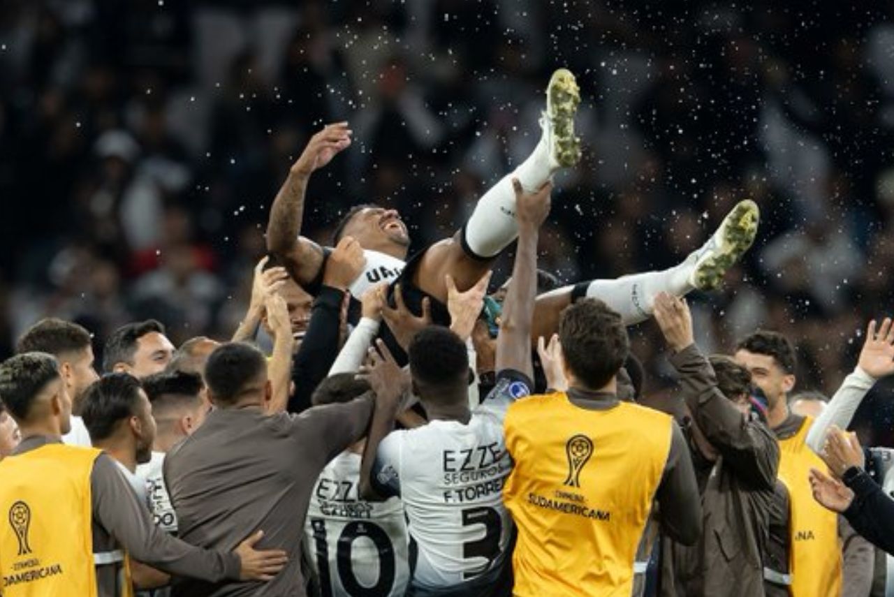 Paulinho foi celebrado pelos companheiros