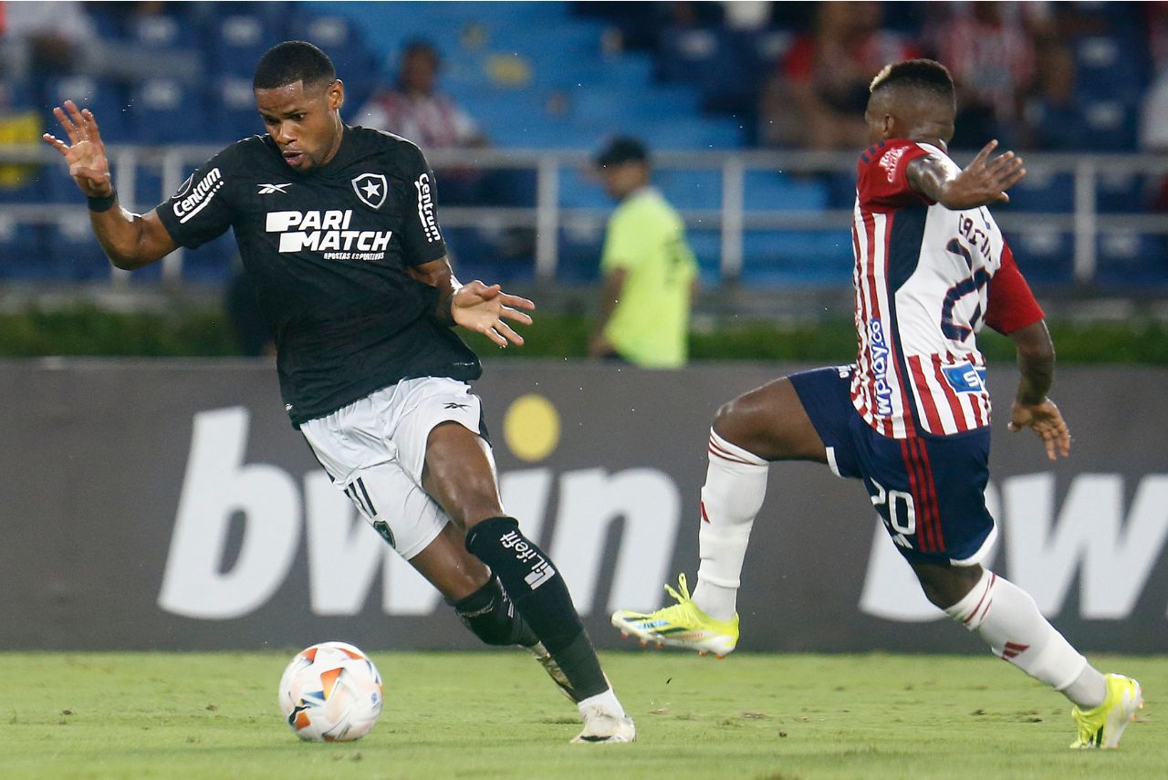 Junior Santos em ação pelo Botafogo na Colombia