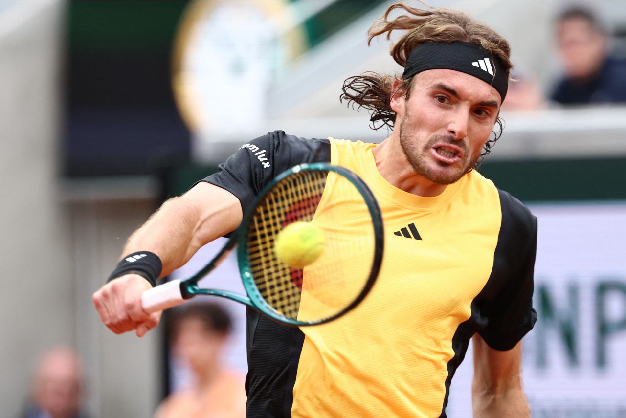Tsitsipas segue avançando na França