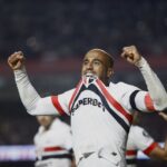 Lucas comemora gol pelo São Paulo