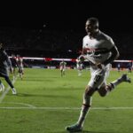 Zubeldía e Luciano comemoram gol da vitória do São Paulo