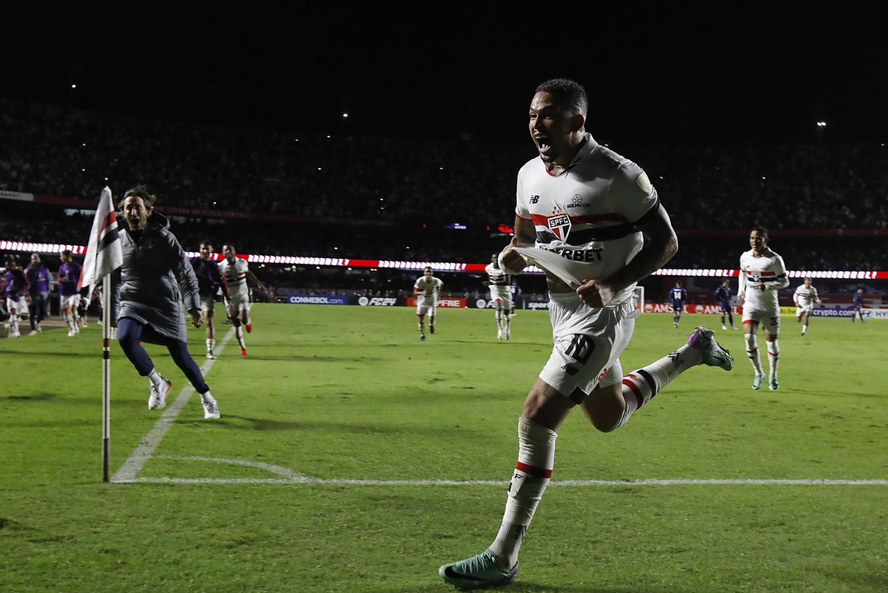 Zubeldía e Luciano comemoram gol da vitória do São Paulo