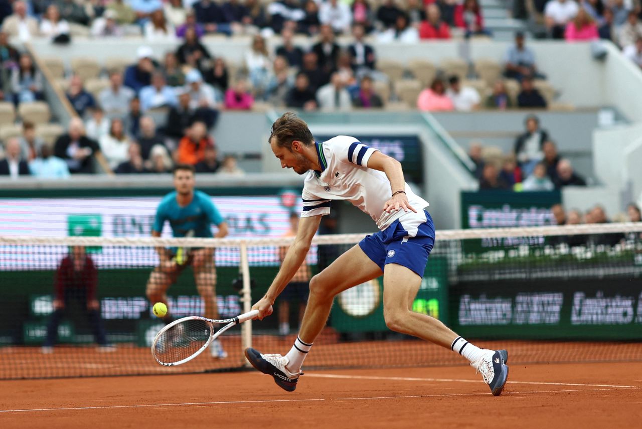 Russo Medvedev avança na França