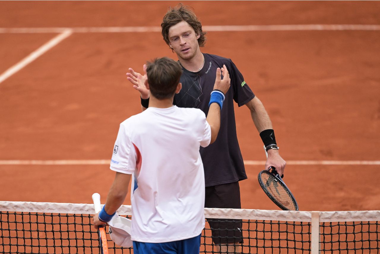 Rublev e Arnaldi após a partida na França