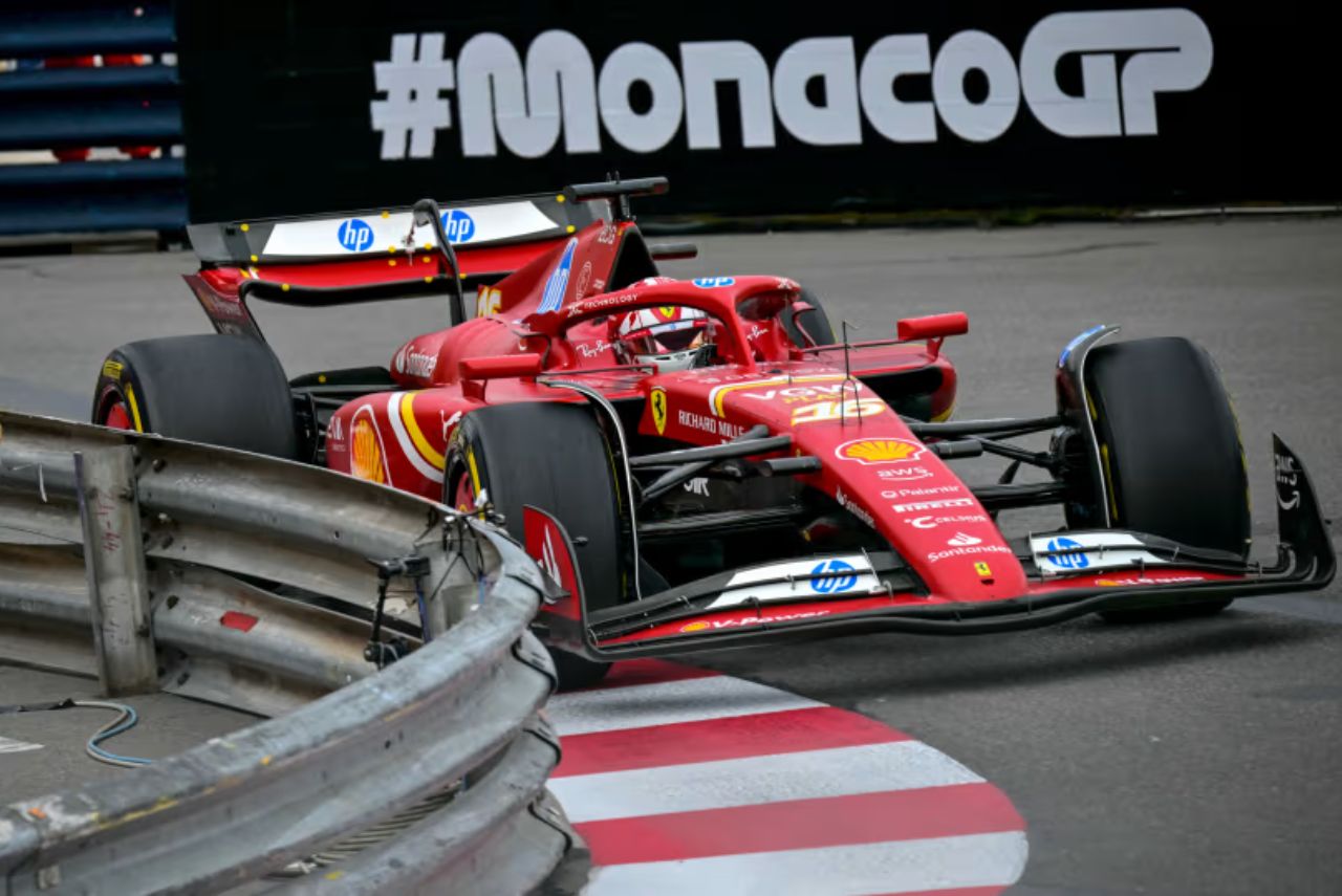 Ferrari de Charles Leclerc no TL2 do GP de Mônaco de Fórmula 1 2024