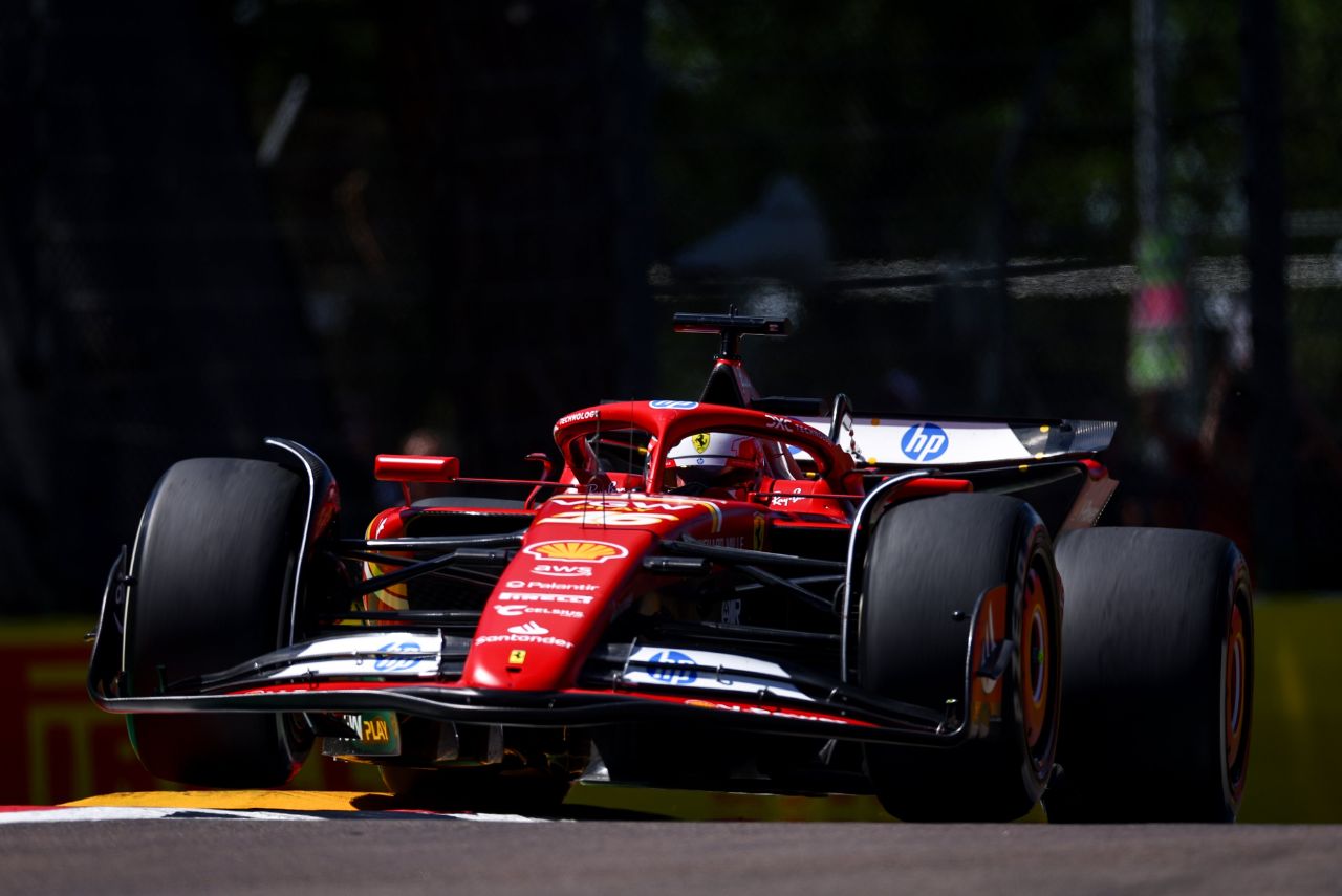 Carro da Ferrari de Charles Leclerc durante o GP da Emília Romagna de Fórmula 1 em Ímola em 2024