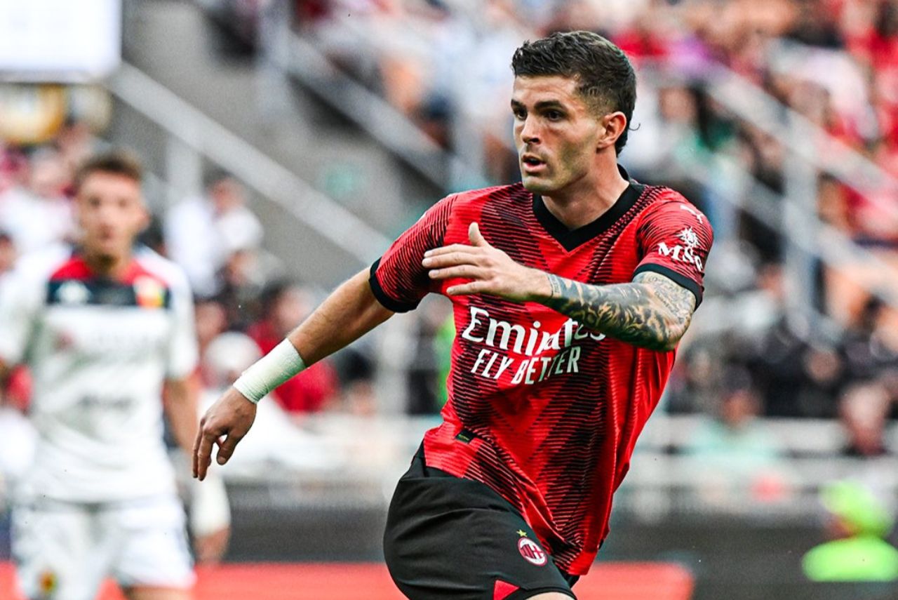 Meia Christian Pulisic em jogo do Milan contra o Genoa
