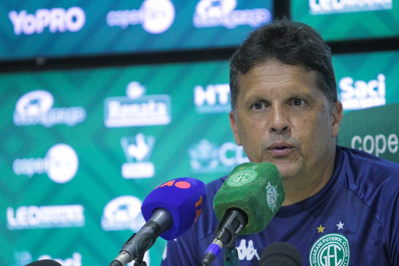 Londrina: Treinador Claudinei Oliveira em entrevista coletiva no Guarani em 2024