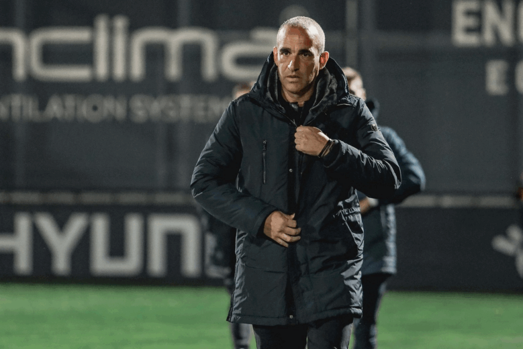 Treinador português João Pedro Sousa, alvo do Cuiabá, em jogo do Famalicão