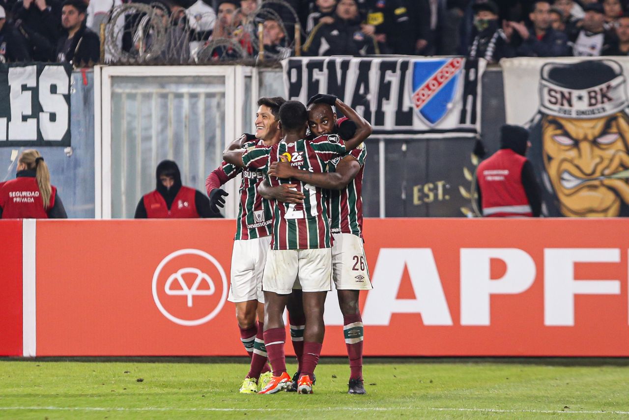 Jogadores do Fluminense comemoram gol contra o Colo-Colo