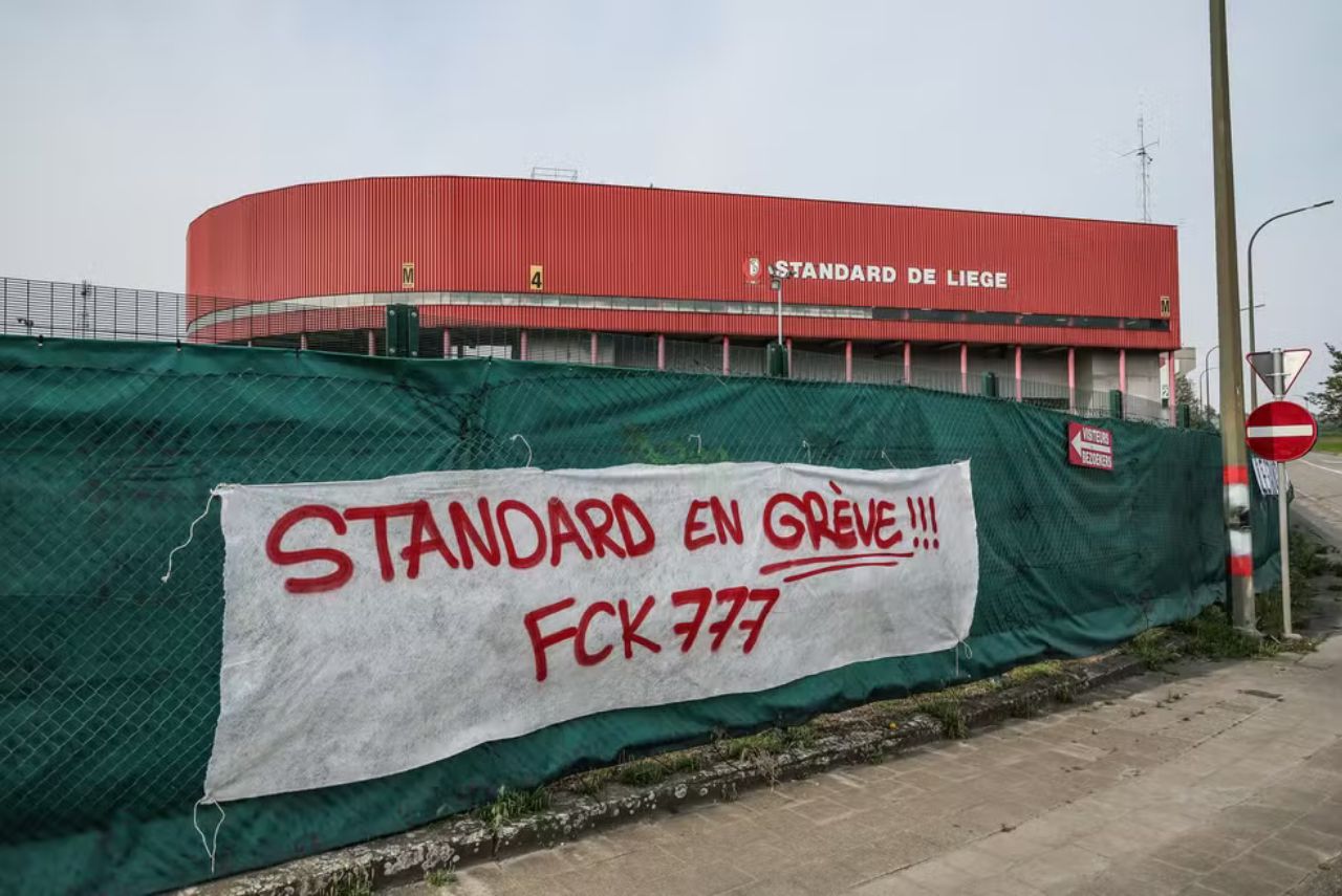 Protesto da torcida do Standard Liège contra a 777 Partners