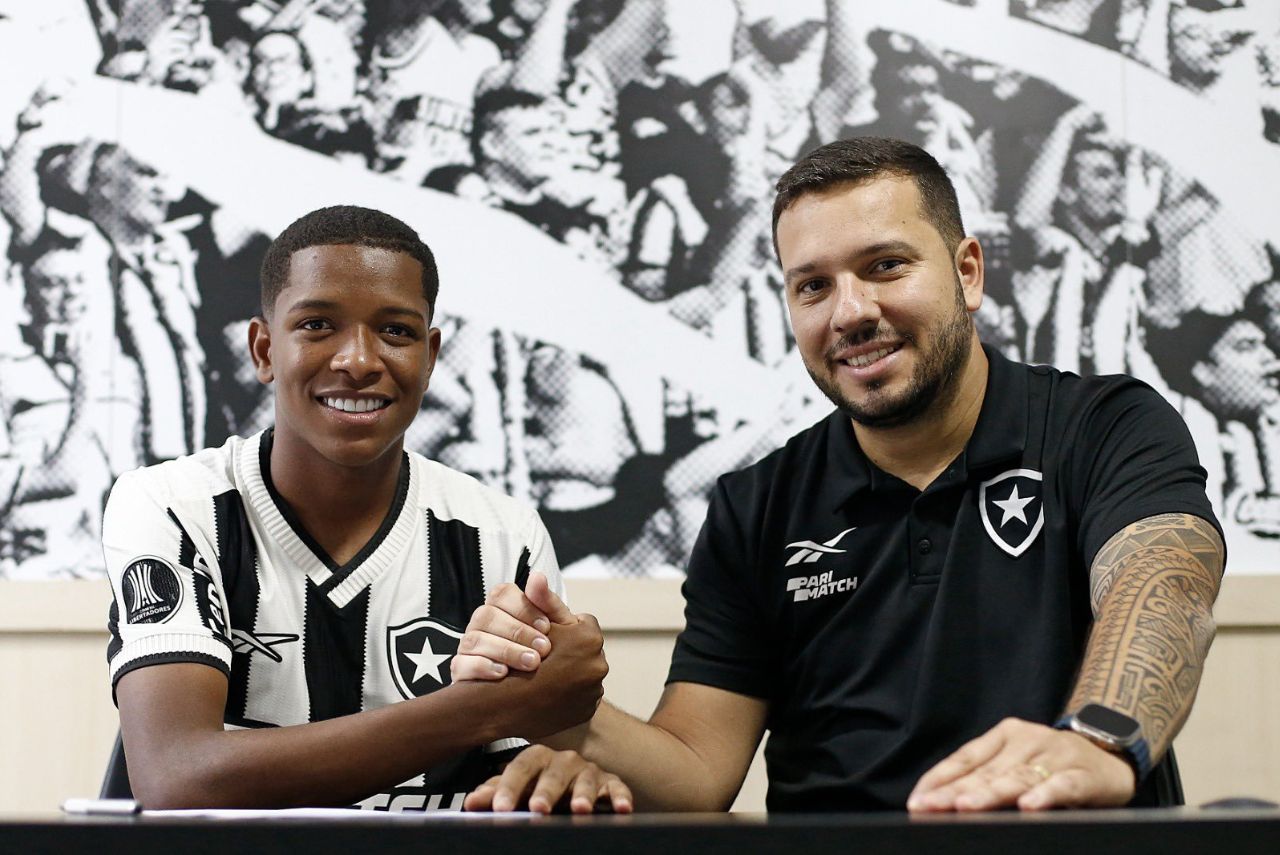 Yarlen renova contrato com o Botafogo