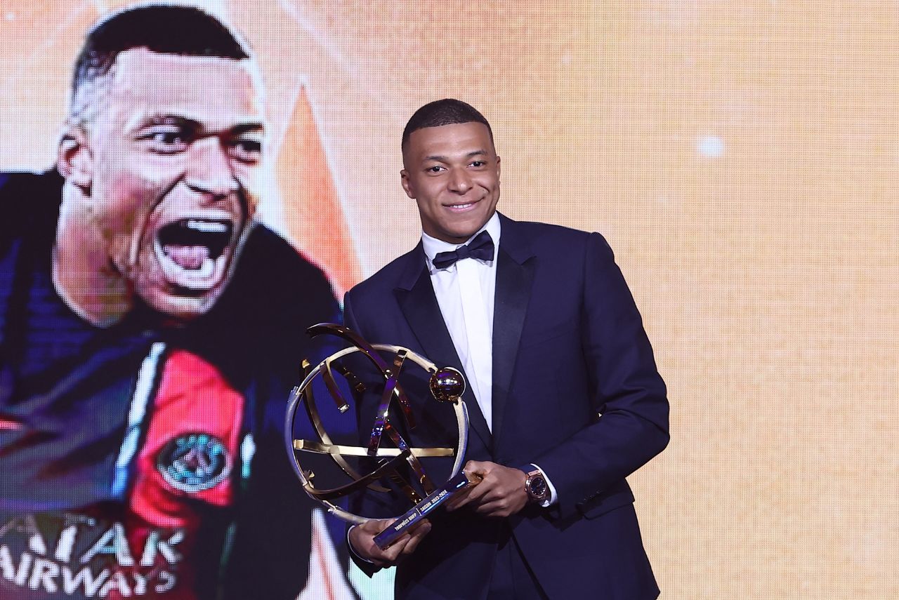 Mbappé recebeu o prêmio de craque da Ligue 1