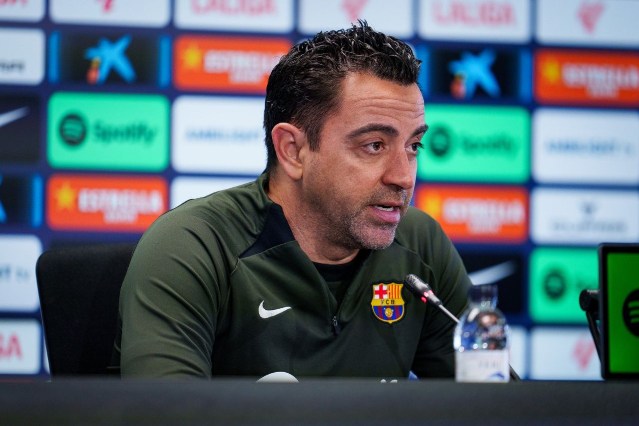 Treinador Xavi Hernández em entrevista coletiva no Barcelona