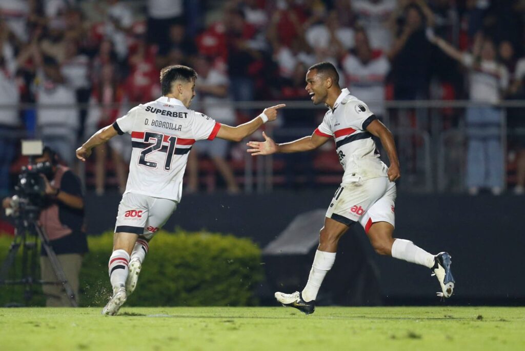 Bobadilla e Juan comemoram gol do São Paulo