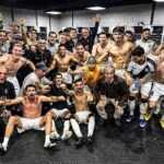 Jogadores do Danubio no vestiário após vitória sobre o Athletico