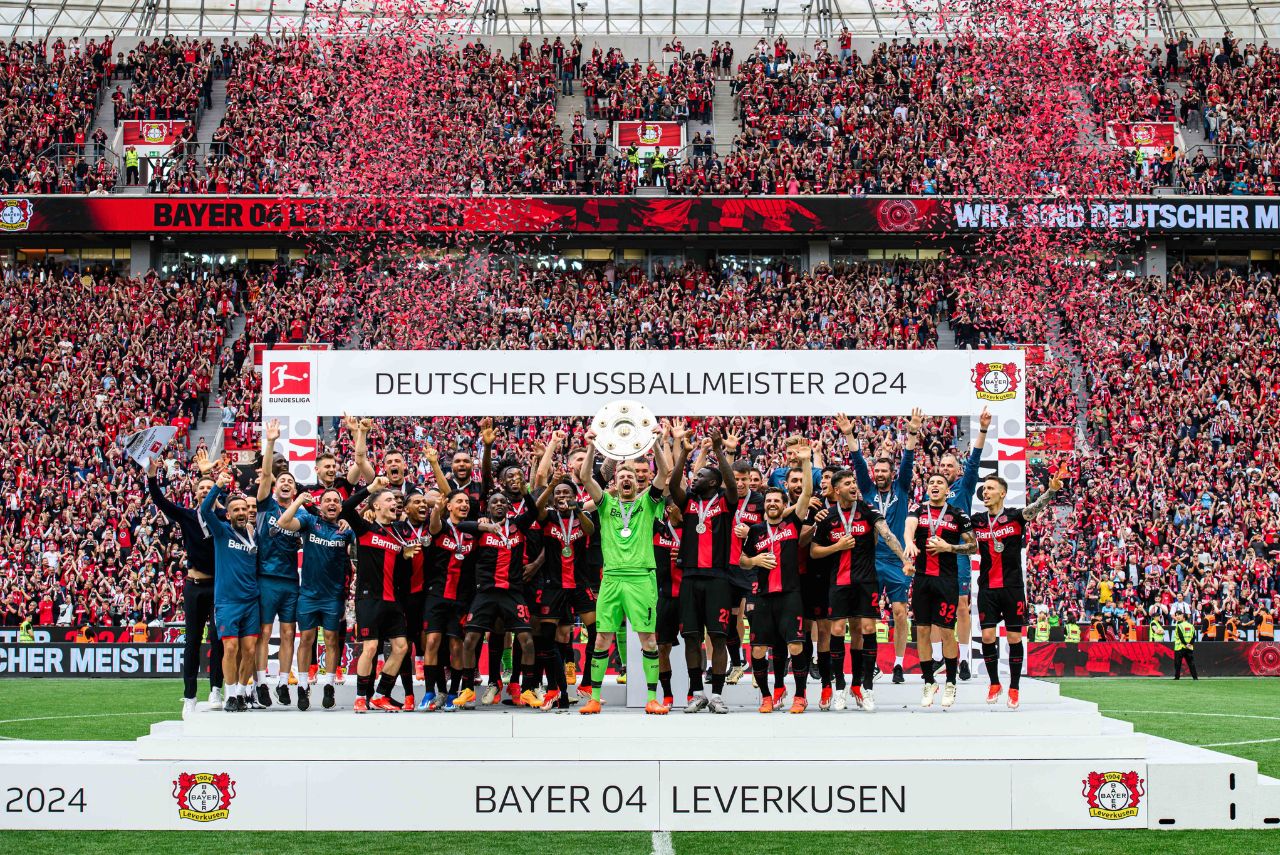 Leverkusen levantou a taça da Bundesliga