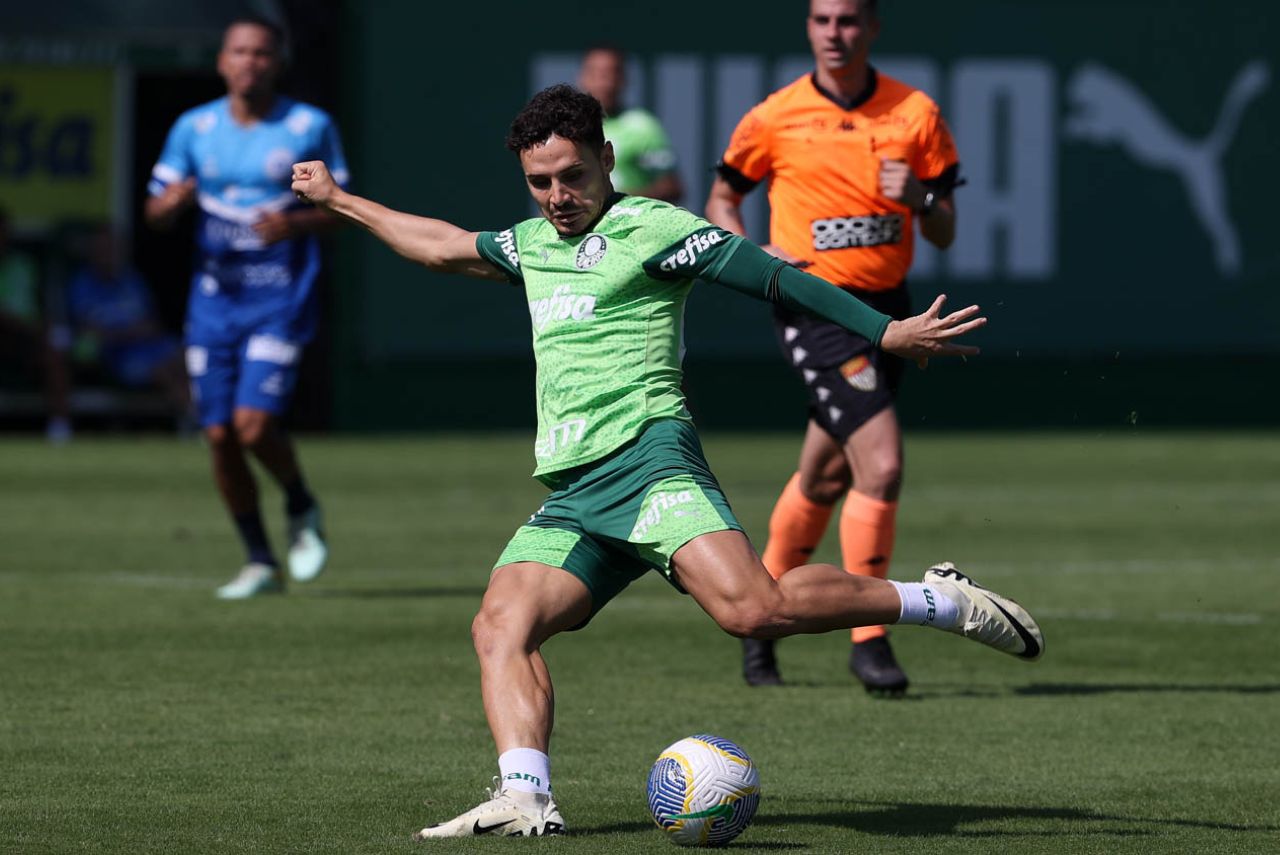 Raphael Veiga em jogo-treino do Palmeiras